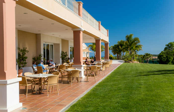 Boavista Golf with restaurant and tables outside