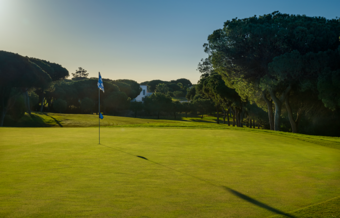 Green with flagstick in the Vila Sol Golf Course